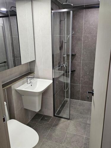 a bathroom with a shower and a sink and a toilet at 청라 스테이 22층 뷰 공항 송도 검단 김포 in Kojan