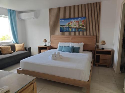 威廉斯塔德Blue Bay Beach Dushi 35的带一张大床和一张沙发的卧室