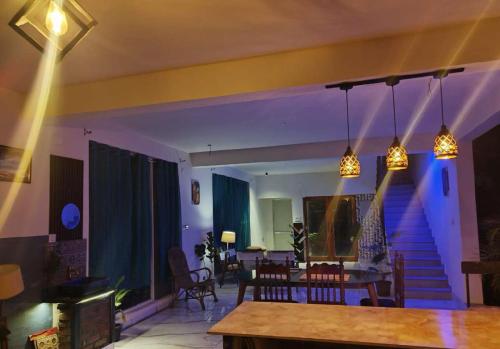 科钦G Hotels And Resorts的带桌子的客厅和餐厅