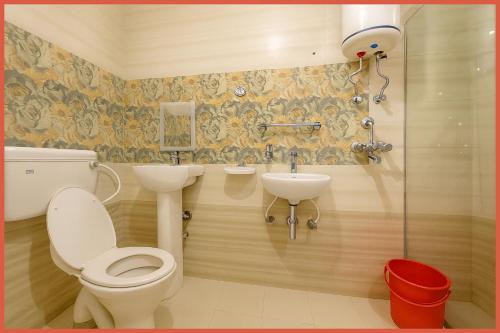 普里BALCONY ROOMS Hotel PREMIUM RR RESIDENCY Near Jagannath Temple - Sea Beach 5 minute walking distance - Bangali Market- Lift-Parking And Restaurant Facilities -Prime Location - Fully Air Conditioning Luxuary Rooms - Top Rated Hotel In Puri的带马桶和水槽的浴室