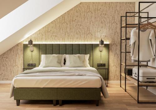 Un dormitorio con una cama con cabecero verde. en Hotel Blutenburg, en Múnich