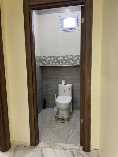 une salle de bain avec toilettes dans une chambre dans l'établissement Résidence El Boustane, à Skikda