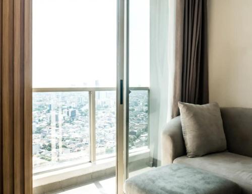 香港1 BD AT Coastal Skyline的带沙发和大窗户的客厅