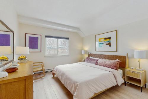 une chambre avec un lit et un bureau et un lit sidx sidx sidx dans l'établissement Mountain Green: 2E2, à Killington