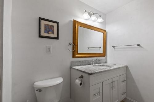 Ένα μπάνιο στο Apartment in Basement