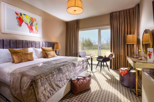 纳斯voco The Club - Dublin Gateway by IHG的一间带床和大窗户的酒店房间