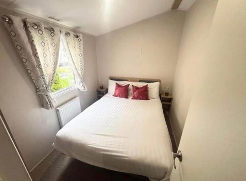 En eller flere senge i et værelse på Fantasy Island - Ingoldale Park