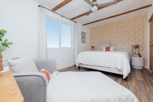 Ένα ή περισσότερα κρεβάτια σε δωμάτιο στο WANDERLUST-Joshua Tree Modern-boho Escape-Stargazing and Fire Pit