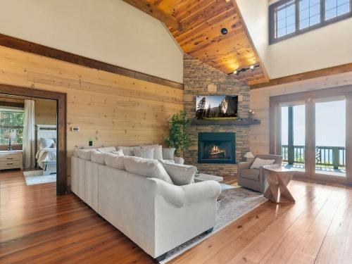 un salon avec un canapé et une cheminée dans l'établissement Mountain High - Hot Tub Game Room and Views, à Sapphire