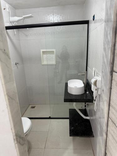 een badkamer met een glazen douche en een toilet bij SUITE Yeshua in Paraty