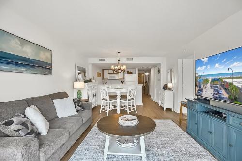 een woonkamer met een bank en een tafel bij Verandas 407 in Myrtle Beach