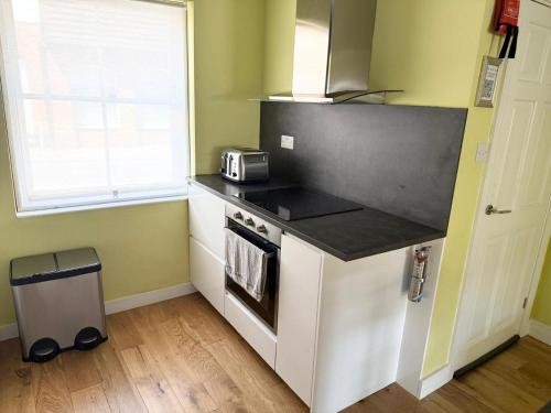 Kuchyň nebo kuchyňský kout v ubytování Riverside Retreat near Historic Westgate Towers