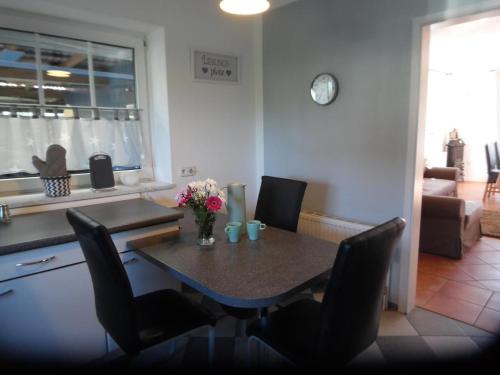 Posezení v ubytování Ferienhaus Mit Garten Und Stellplatz