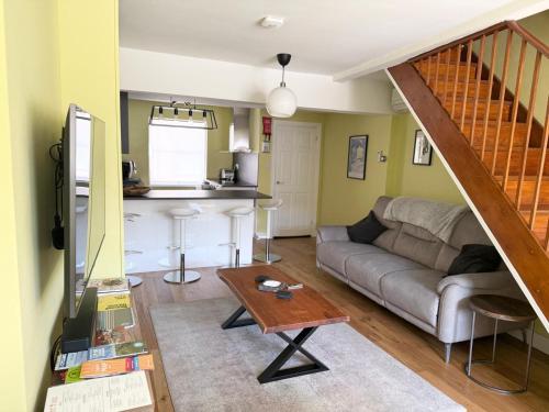 Posezení v ubytování Riverside Retreat near Historic Westgate Towers