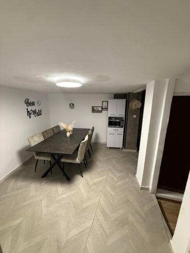 Un comedor con una mesa y una cocina. en SeaSide Villa, en Ashdod