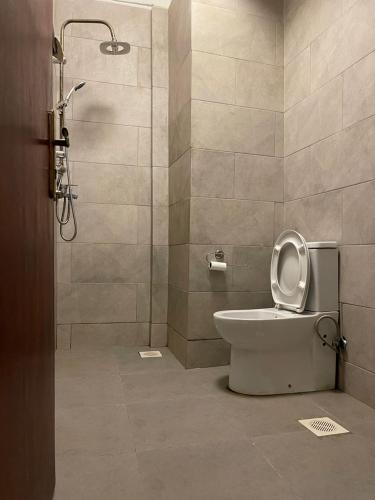 a bathroom with a shower with a toilet and a shower at Carihaven Homz Najjera in Buwate