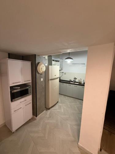 una cocina con refrigerador y estufa en SeaSide Villa, en Ashdod