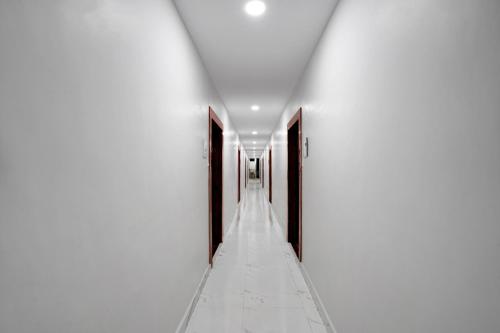 DurgにあるHOTEL O CROWDの長い廊下のある白い建物の廊下