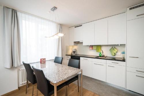 Η κουζίνα ή μικρή κουζίνα στο Chesa Quadrella