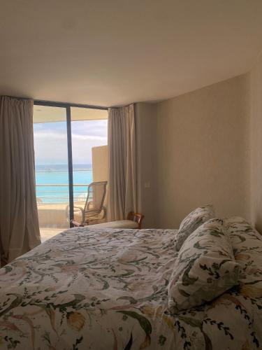 Giường trong phòng chung tại San Alfonso del Mar, Vela Mayor