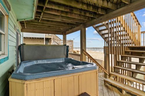 un bain à remous sur la terrasse d'une maison dans l'établissement 8403 - Lady of Dare, à Avon