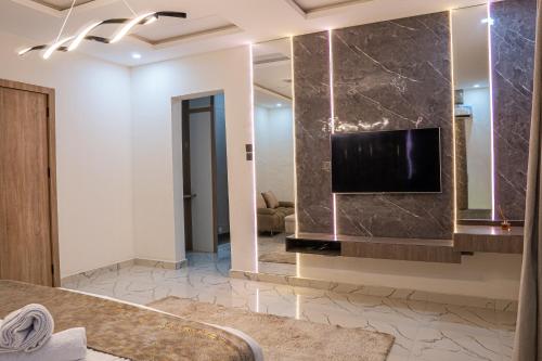 AjaElysian shores suites - BRADFORD的一间带电视和大镜子的客厅