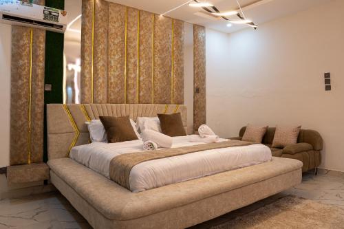 AjaElysian shores suites - BRADFORD的带一张大床和一张沙发的卧室