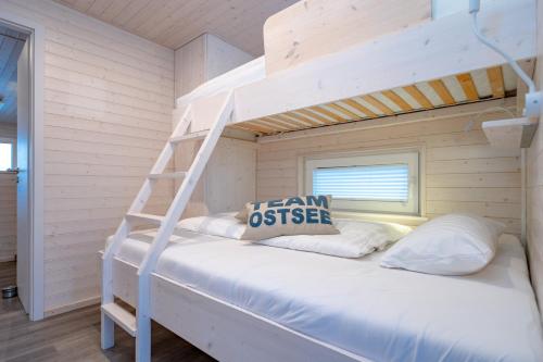 a bunk bed in a tiny house at Hausboot Harmonie in Stralsund