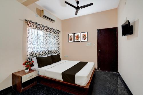 Ένα ή περισσότερα κρεβάτια σε δωμάτιο στο Collection O Kammasandra Gate Bus Terminal Formerly Riches Inn