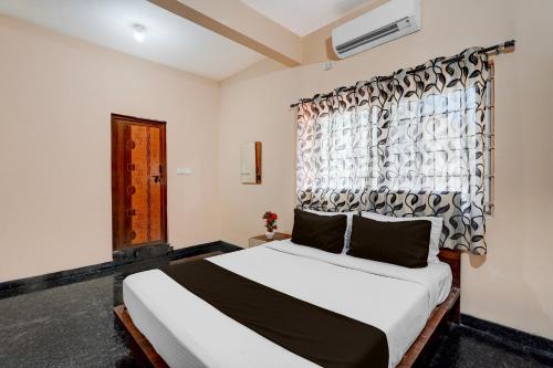 Postel nebo postele na pokoji v ubytování Collection O Kammasandra Gate Bus Terminal Formerly Riches Inn