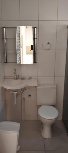 een badkamer met een toilet, een wastafel en een spiegel bij Casa de hóspede turistas e Romeiro in Bom Jesus da Lapa