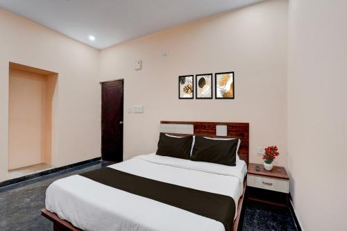 a bedroom with a large bed in a room at Collection O Kammasandra Gate Bus Terminal Formerly Riches Inn in Bayappanhalli
