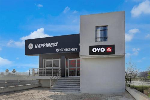 un bâtiment avec une enseigne sur le côté dans l'établissement SPOT ON Happyness Restaurant, à Fatwa