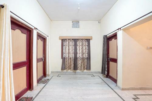 um corredor vazio com portas e uma janela em SPOT ON Muskan Lodge & Restaurants em Jāmul