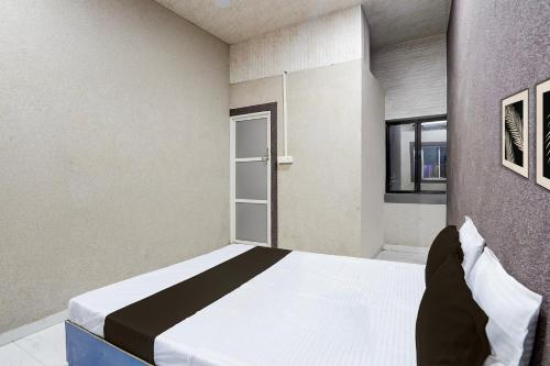 Ένα ή περισσότερα κρεβάτια σε δωμάτιο στο Hotel O The Lotas Gardan