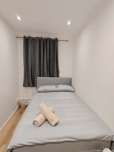 E1 Brick Lane Rooms في لندن: سرير مع اثنين من العصي الخشبية فوقه