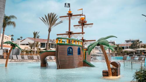 ein kleines Haus im Wasser in einem Ferienort in der Unterkunft HD Lobos Natura Fuerteventura in Corralejo