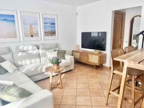 Μια τηλεόραση ή/και κέντρο ψυχαγωγίας στο Villa Majanicho Outside con piscina