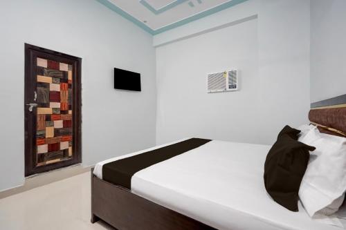 Ένα ή περισσότερα κρεβάτια σε δωμάτιο στο Hotel O Surya Hotel