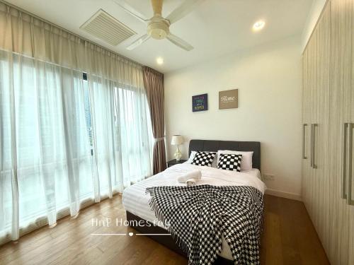 une chambre avec un lit et une grande fenêtre dans l'établissement Imperia Condo Near Legoland 2BR 4Bath 5pax, à Nusajaya