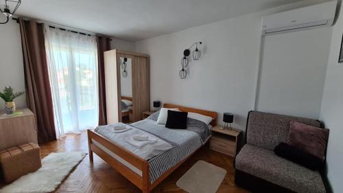 Ένα ή περισσότερα κρεβάτια σε δωμάτιο στο Apartments Solis, 50 m from the sea - Jakišnica