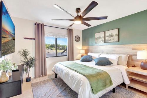 Ένα ή περισσότερα κρεβάτια σε δωμάτιο στο The Gator Escape -Poolside Condo walk to Tiki Bar