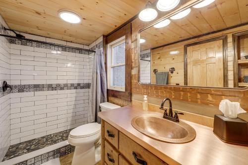 Vannituba majutusasutuses Hot Tub Haven! Mtn-View Home 13 Mi to Bryson City!