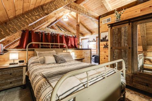 Voodi või voodid majutusasutuse Hot Tub Haven! Mtn-View Home 13 Mi to Bryson City! toas