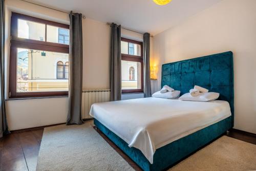 Ένα ή περισσότερα κρεβάτια σε δωμάτιο στο Vijećnica Corner Apartment - Panorama view