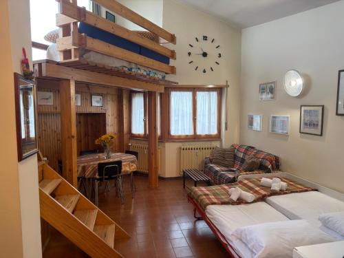 un soggiorno con un letto e un divano di Relax e Montagna con Vista a Bardonecchia