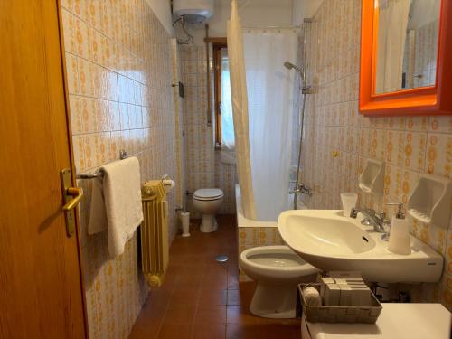 un piccolo bagno con lavandino e WC di Relax e Montagna con Vista a Bardonecchia