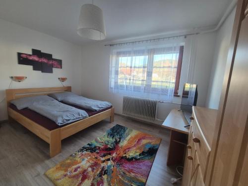 Un dormitorio pequeño con una cama y una ventana. en Homestay Machom, en Oščadnica