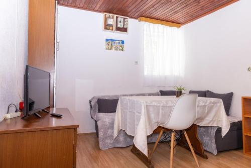 Old house with terrace - for guests on a budget