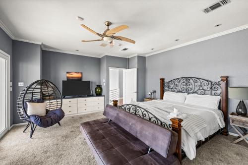 Ένα ή περισσότερα κρεβάτια σε δωμάτιο στο Oceanfront Galveston Beach House Steps to Sand!